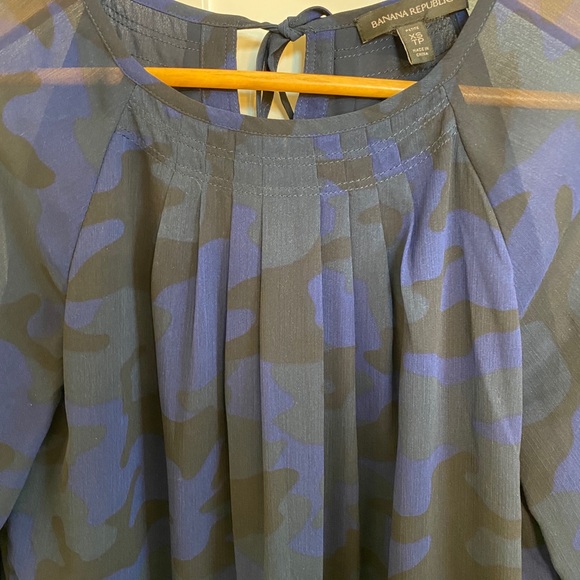 🤍3/$30 Banana Republic Black Blue Camo Blouse - Picture 3 of 5